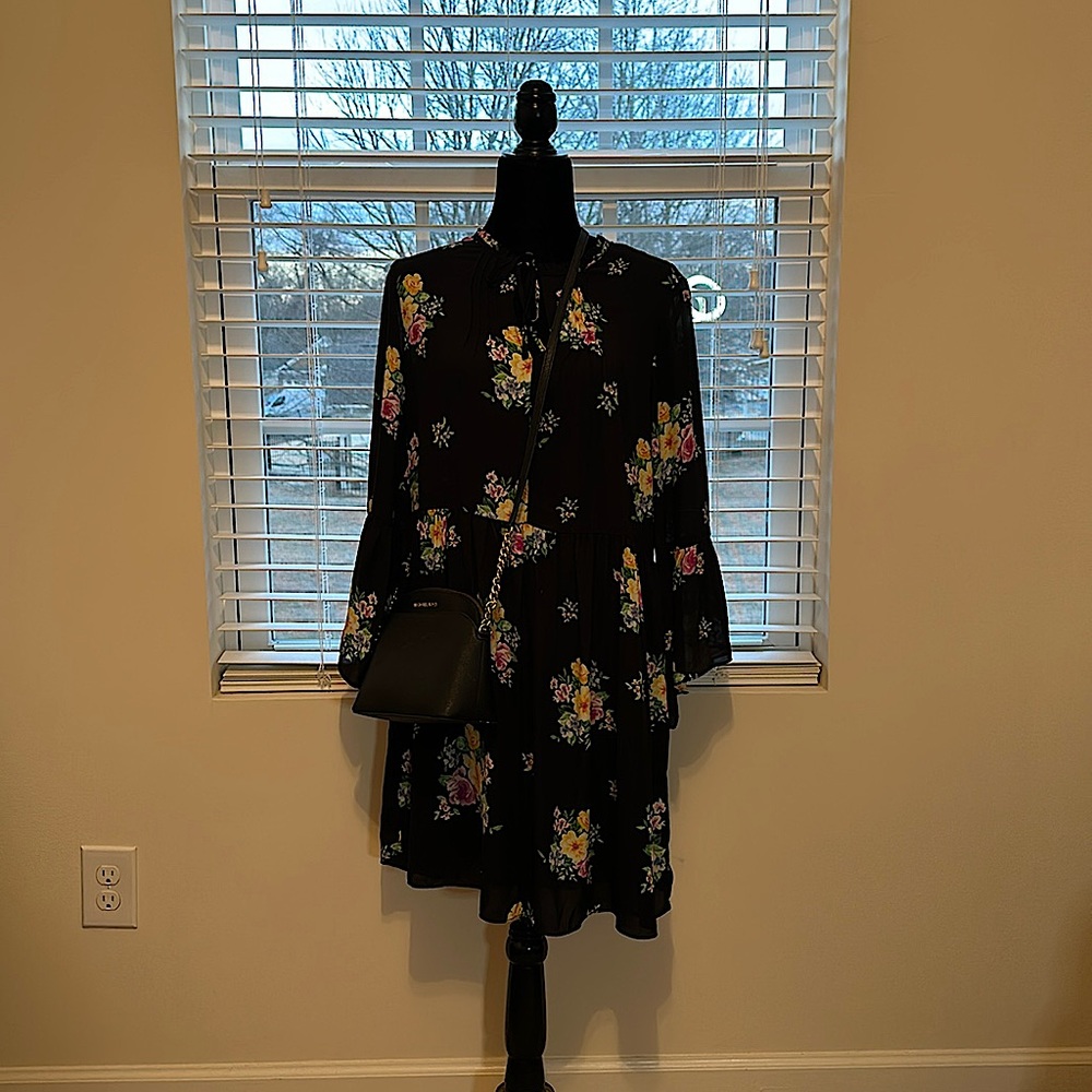 Black with Floral print Tunic Dress. Brand New Never worn 🖤💐
